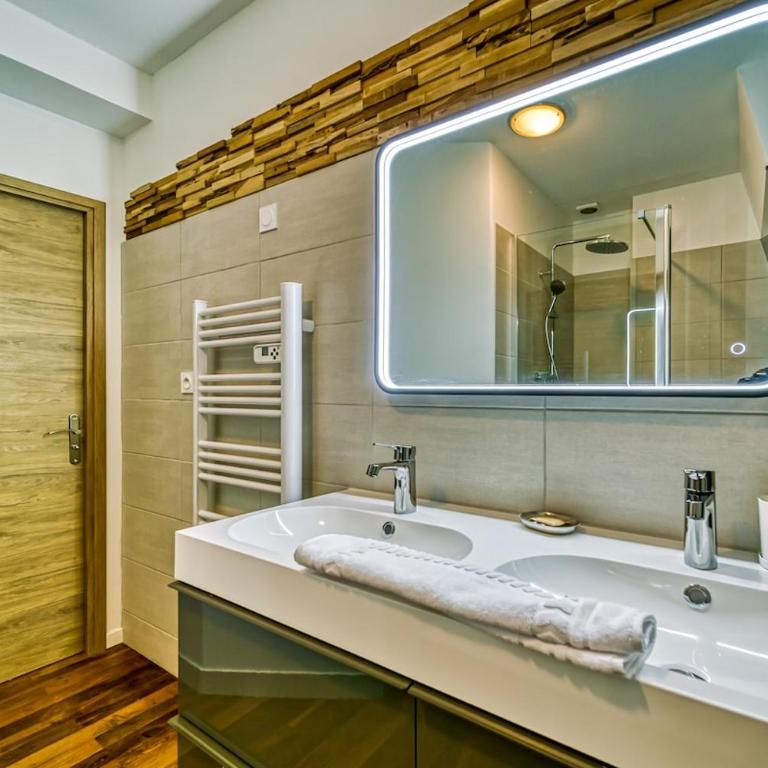 Elegance - Three-Bedroom Apartment - 20