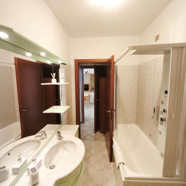 Bernina Express Apartment Il cuore di Lara e Stefy right in front of the train station, with garden and free parking - Apartment mit 1 Schlafzimmer - 19
