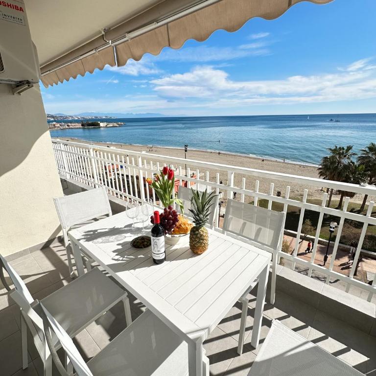 Horizonte 3 Charming apartment with breathtaking sea view at first line of Fuengirola beach - Apartamento de 3 dormitorios con vistas al mar - 1