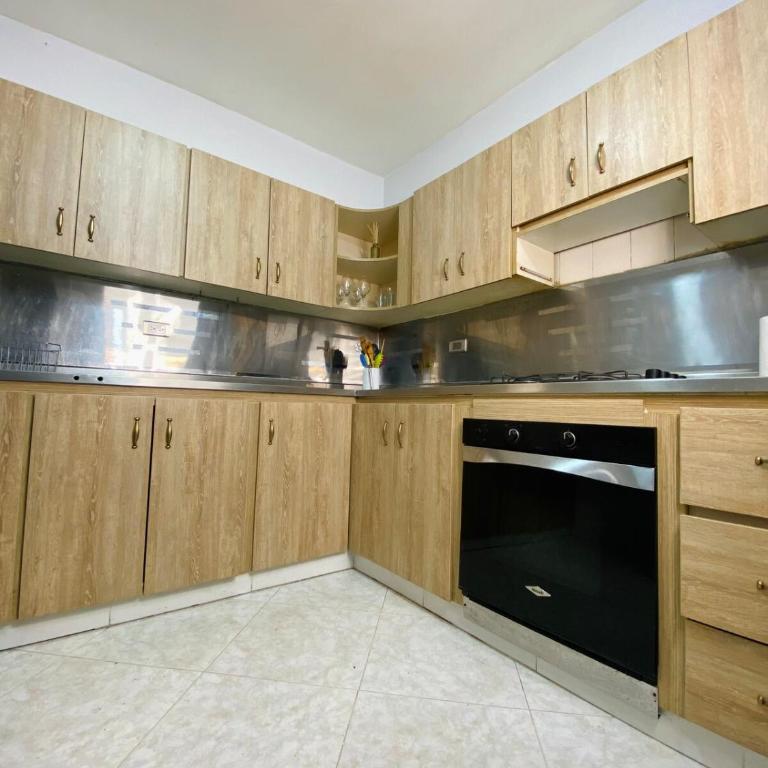 Apartamento comodo, 3 Hab, cerca Poblado - Three-Bedroom Apartment - 8