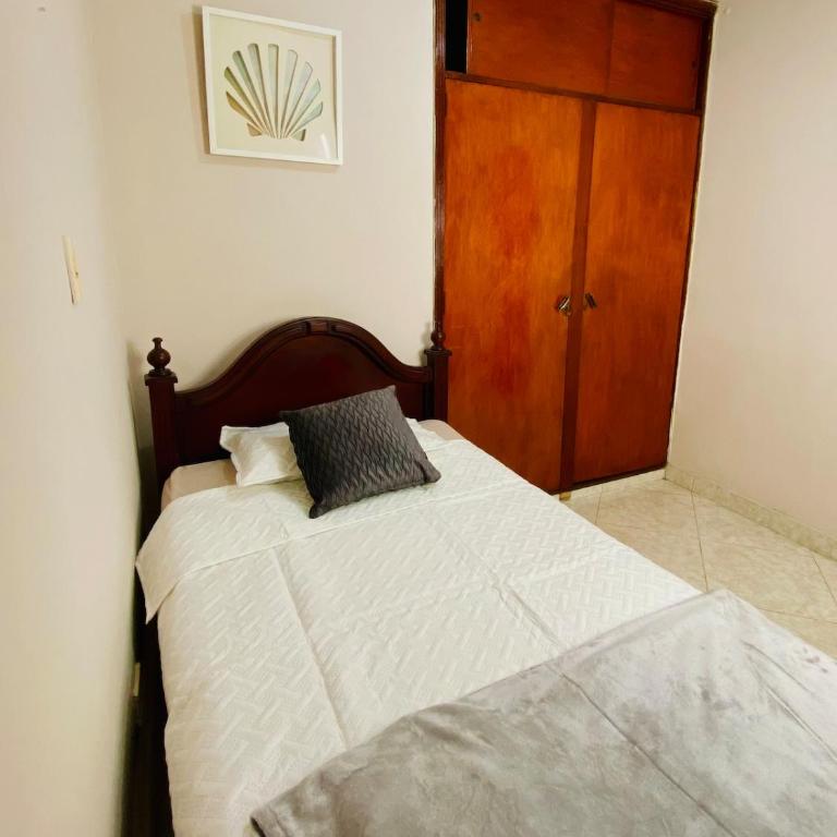 Apartamento comodo, 3 Hab, cerca Poblado - Three-Bedroom Apartment - 10