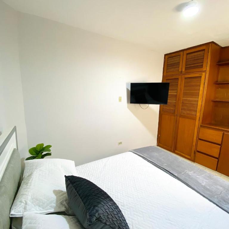 Apartamento comodo, 3 Hab, cerca Poblado - Three-Bedroom Apartment - 12