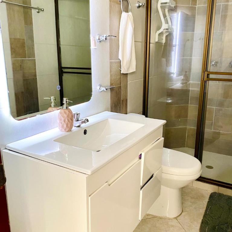 Apartamento comodo, 3 Hab, cerca Poblado - Three-Bedroom Apartment - 13