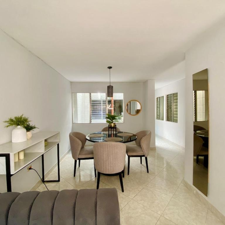 Apartamento comodo, 3 Hab, cerca Poblado - Three-Bedroom Apartment - 21