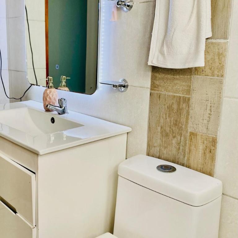 Apartamento comodo, 3 Hab, cerca Poblado - Three-Bedroom Apartment - 22