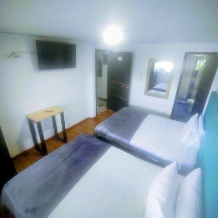 Hotel Bogotá la embajada - Habitación Cuádruple con baño privado - 1