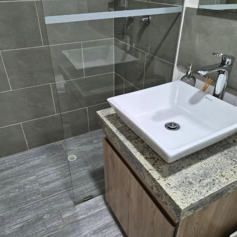 Hermoso apartamento familiar en Ricaurte - Three-Bedroom Apartment with Balcony - 26