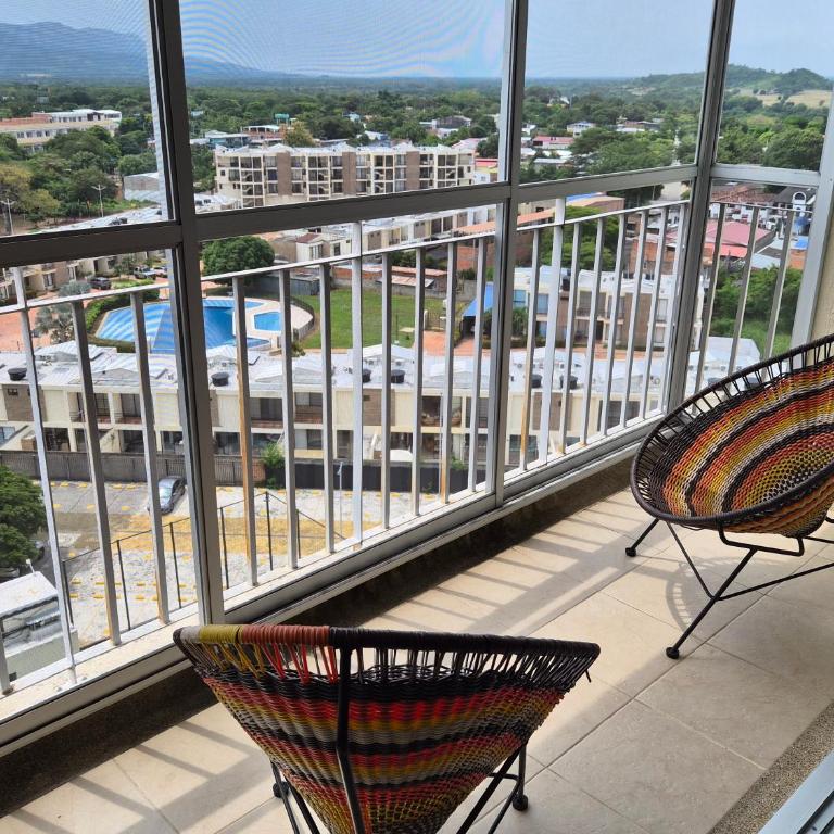 Hermoso apartamento familiar en Ricaurte - Three-Bedroom Apartment with Balcony - 4