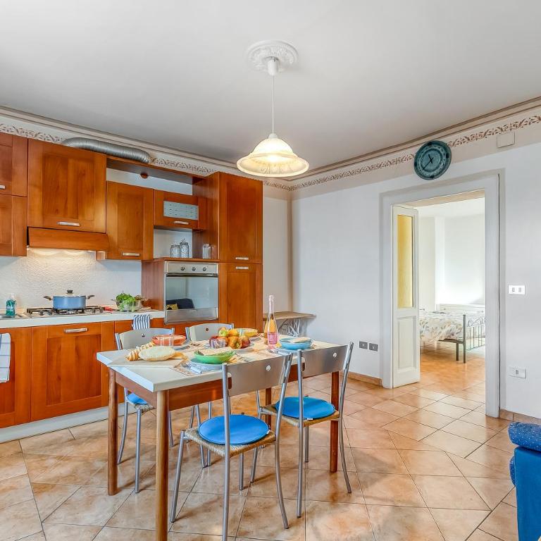 Bee Apartment: Luino Lakeside with Outdoor Dining - Happy Rentals - Apartamento con balcón - 12