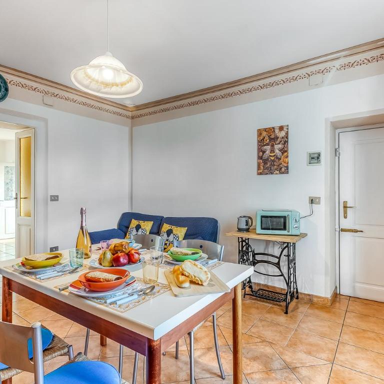 Bee Apartment: Luino Lakeside with Outdoor Dining - Happy Rentals - Apartamento con balcón - 13