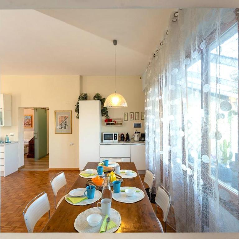Casamia Tuscan Oasis 4Br Panoramic Penthouse Hot Tub & Easy Parking - Four-Bedroom Penthouse Apartment - 9