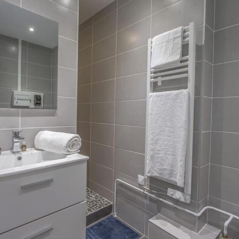 Modern Studio with Garden Central Location - One-Bedroom Apartment - 5
