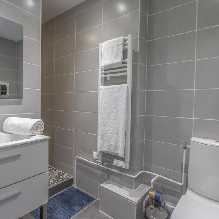 Modern Studio with Garden Central Location - One-Bedroom Apartment - 11