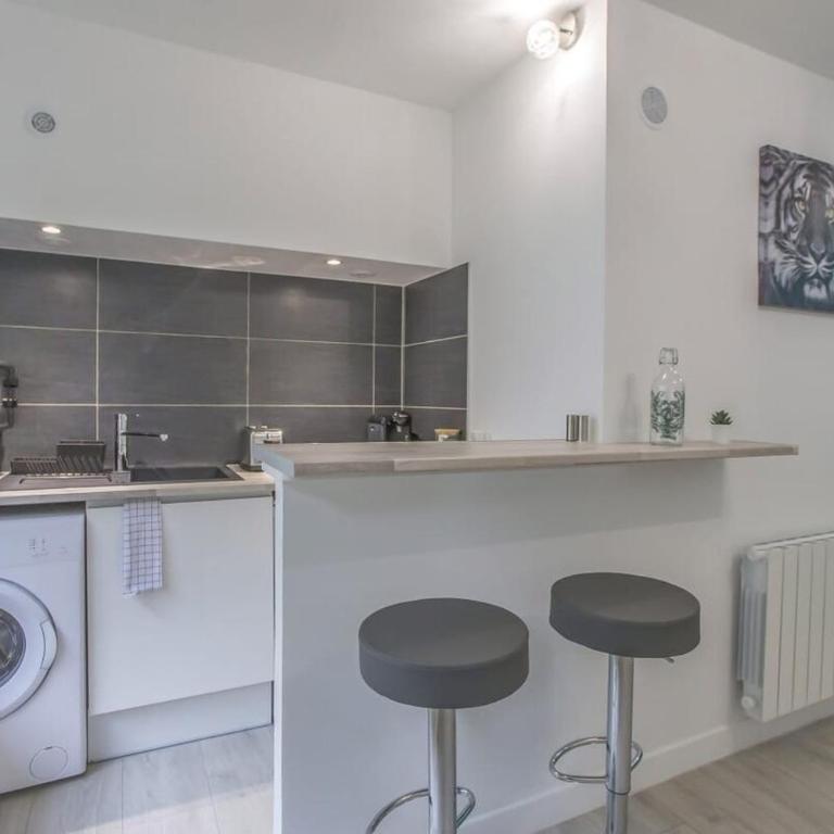 Modern Studio with Garden Central Location - One-Bedroom Apartment - 14