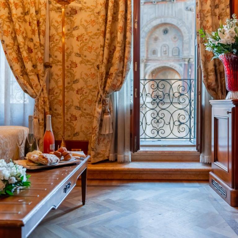 Bellevue Luxury Rooms - San Marco Luxury - Camera Matrimoniale Deluxe con Vista Piazza San Marco - 18