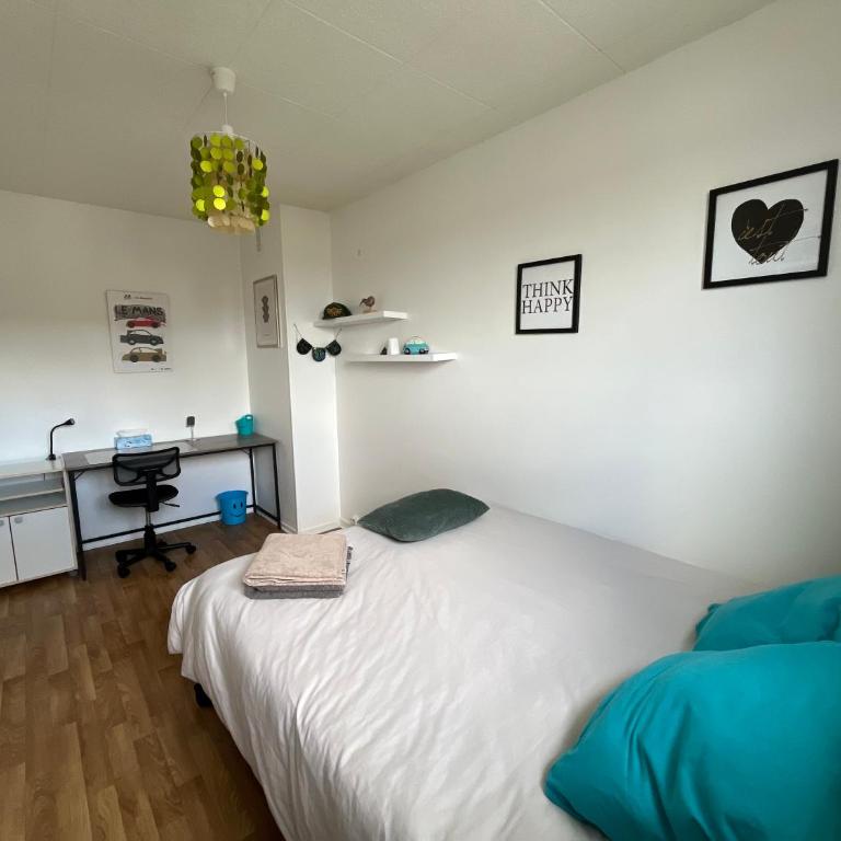 Maison 6 personnes avec parking privé (à 1km du circuit et à 270 mètres de l’arrêt tram T1-Jules Raimu) - Maison 2 Chambres - 12