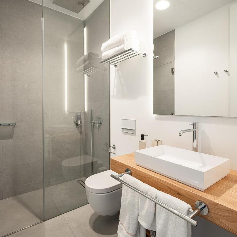 The Park Suites by IRES LAR - Suite con cama grande y vistas a la piscina - 9