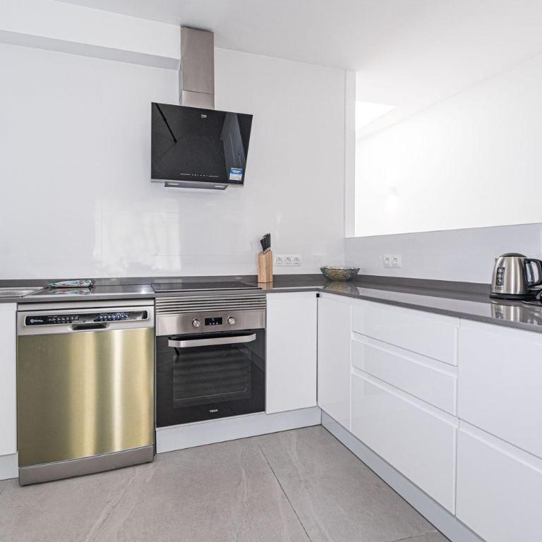 Paloma Central Apartment - 3 min walk to Balcon de Europa & Beach - Apartamento de 3 dormitorios con balcón - 4