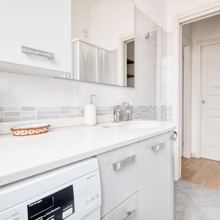 Just Urban Stays - Elegant 1-BR flat in Solari area - 2 min Metro M4 - Appartamento con 1 Camera da Letto e Balcone - 10