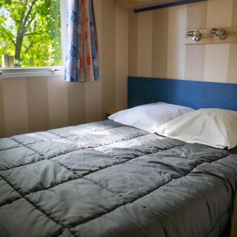 Camping Parc Bellevue Cannes - Aquatique Vacances - Aqua Mobile Home with Semi-Covered Terrace - Air Conditioning and Television - 2 Bedrooms - 4 People + 1 Child - 4