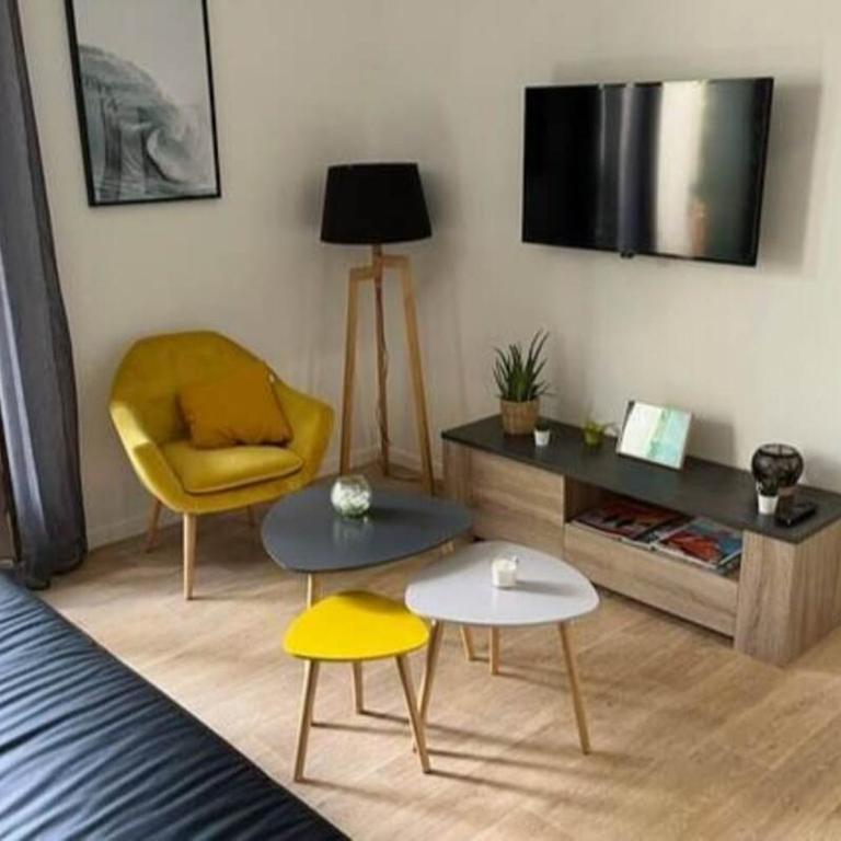 Beau & Grand T2, Balcon, Parking au calme - One-Bedroom Apartment with Balcony - 4