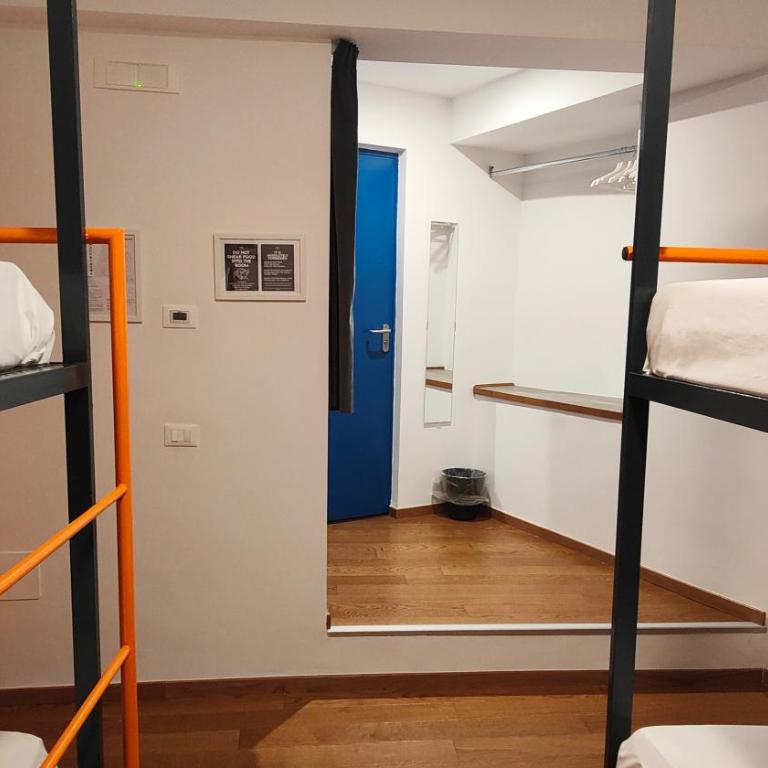 Tric Trac Hostel - Bed in 4-Bed Mixed Dormitory Room with Private Bathroom - 11