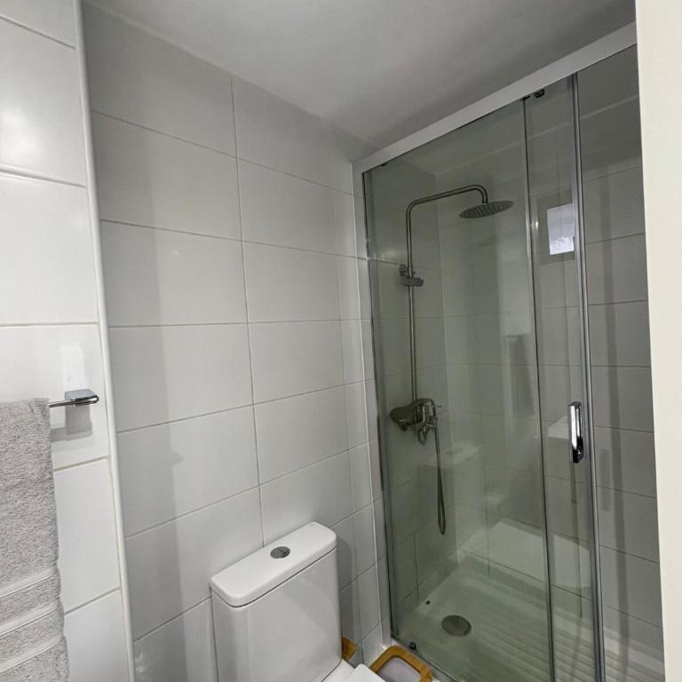 Moderno departamento full equipado en Santiago Centro y Estacionamiento - Two-Bedroom Apartment with Balcony - 6