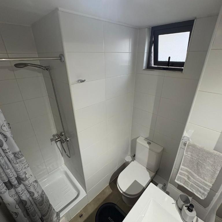 Moderno departamento full equipado en Santiago Centro y Estacionamiento - Two-Bedroom Apartment with Balcony - 9