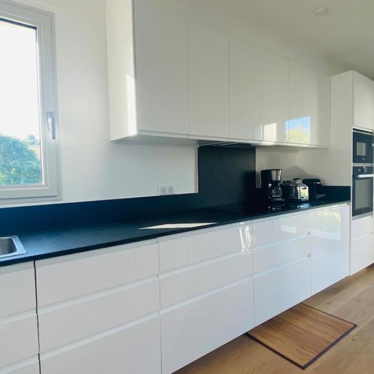 Duplex neuf centre ville, à 5 minutes de la plage! - Five-Bedroom House - 9