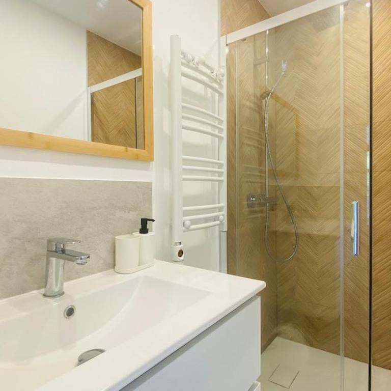 Duplex neuf centre ville, à 5 minutes de la plage! - Five-Bedroom House - 31
