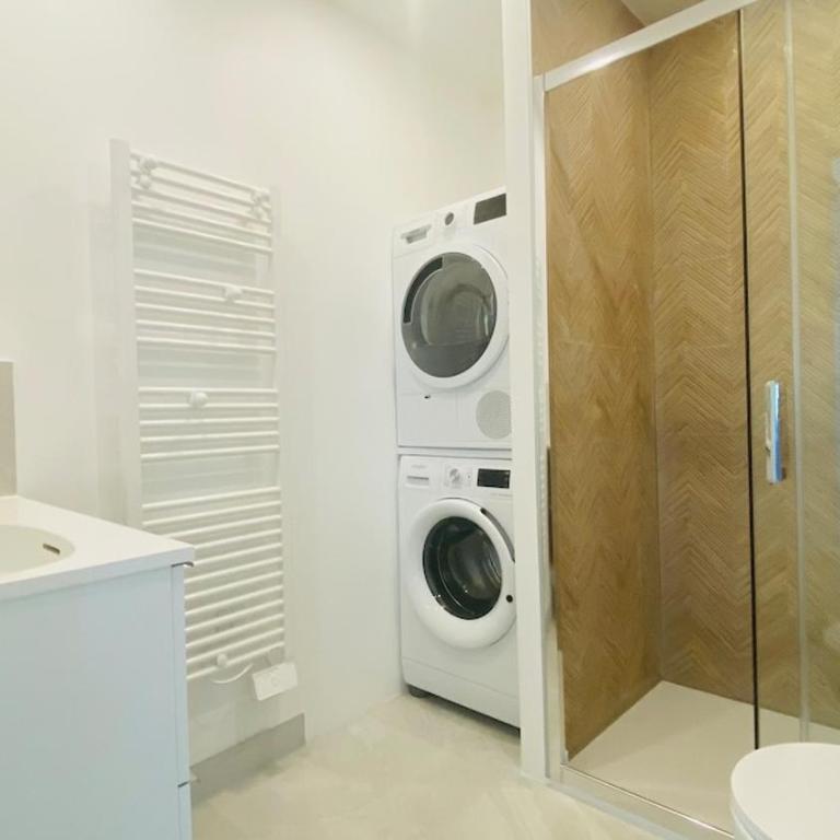 Duplex neuf centre ville, à 5 minutes de la plage! - Five-Bedroom House - 30