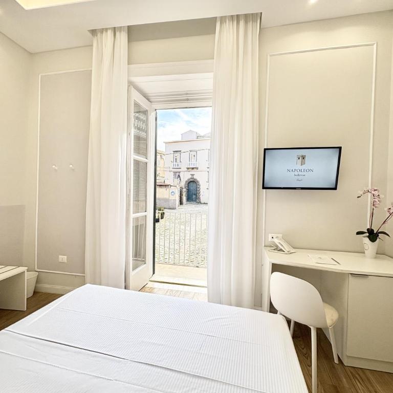 Napoleon - Deluxe Double Room with Balcony - 9