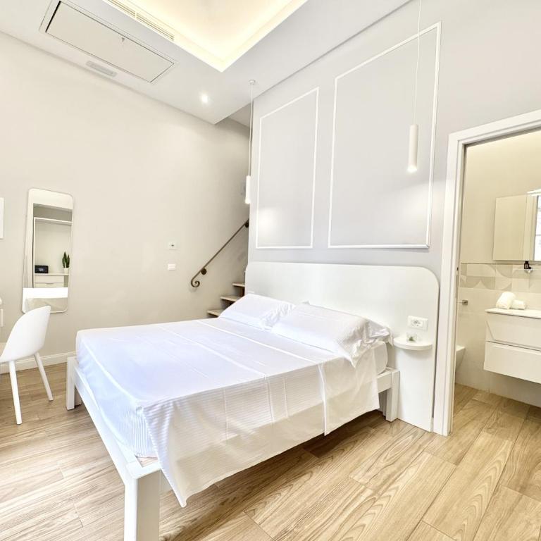 Napoleon - Deluxe Double Room with Balcony - 16