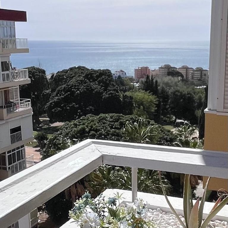 Soleado Apt con balcón y vistas al mar Playa 15 min caminando - Apartamento de 1 dormitorio - 1
