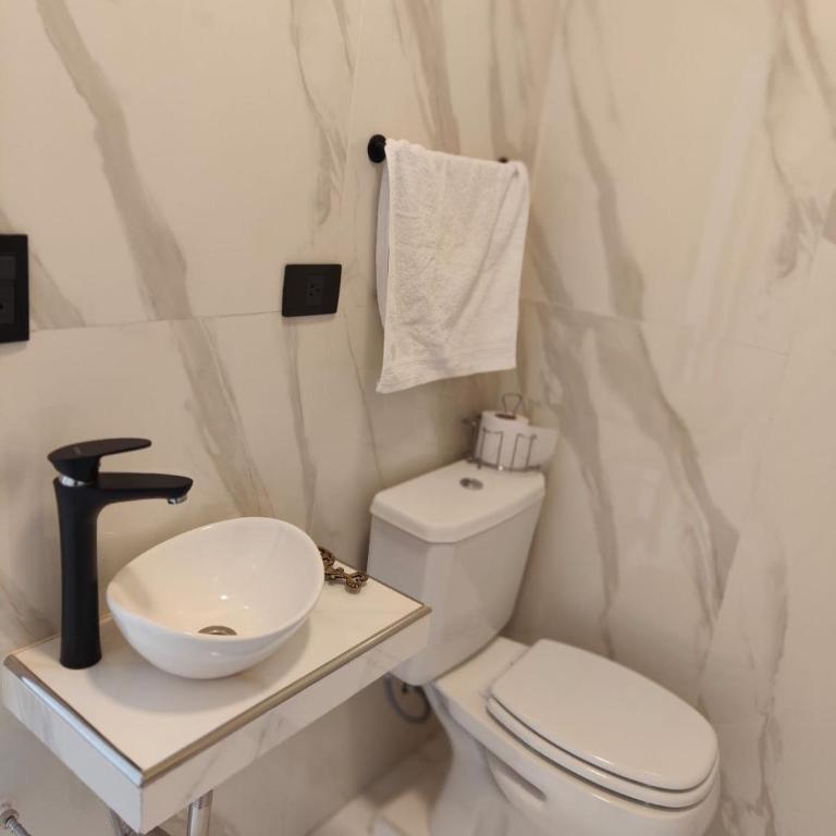 5 ambientes renovado con balcón y patio en el centro - Two-Bedroom Apartment - 8