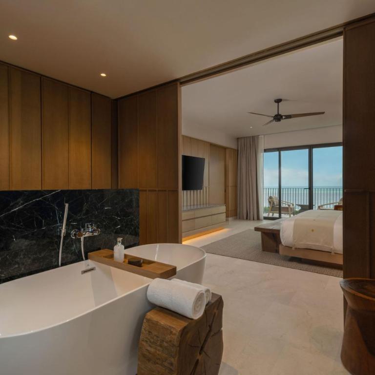 Grand Hyatt Cancun Beach Resort - King Suite with Marina View - High Floor - 8