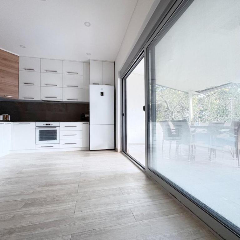 Flat in Budva with terrace and private garden - Apartman sa 3 Spavaće Sobe - 1