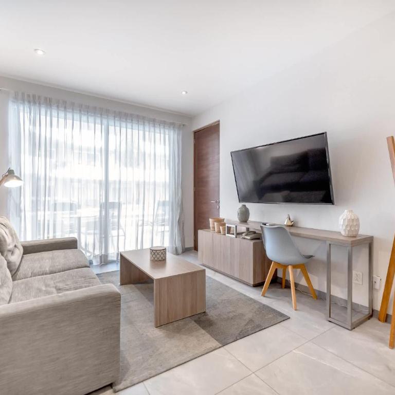 Luxury 2BR 2BA, Sauna, Cinema, Rooftop Pool - Two-Bedroom Apartment - 4