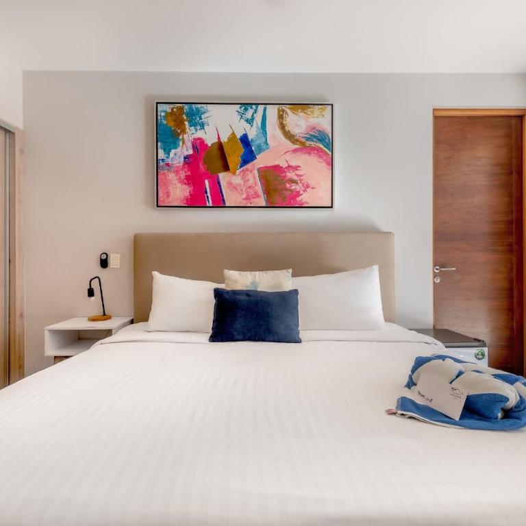 Luxury 2BR 2BA, Sauna, Cinema, Rooftop Pool - Two-Bedroom Apartment - 10