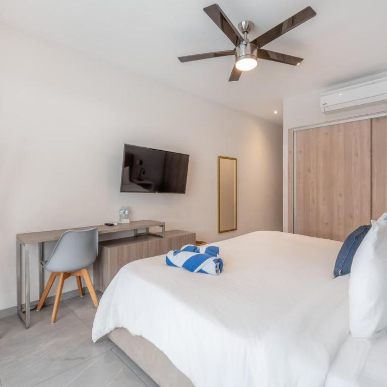 Luxury 2BR 2BA, Sauna, Cinema, Rooftop Pool - Two-Bedroom Apartment - 12