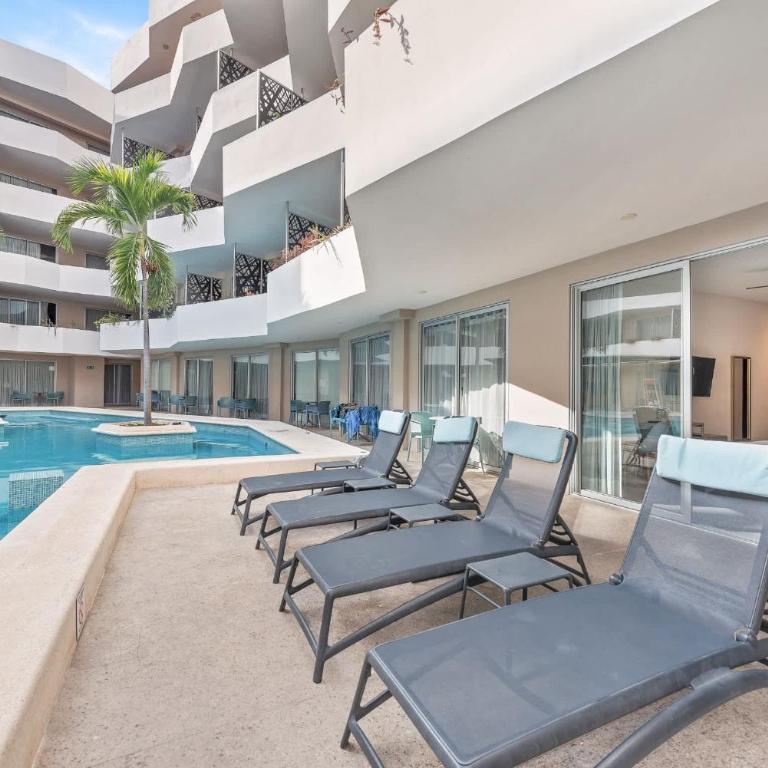 Luxury 2BR 2BA, Sauna, Cinema, Rooftop Pool - Two-Bedroom Apartment - 13