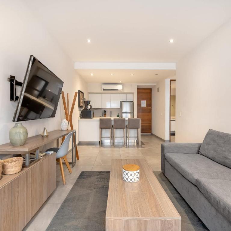 Luxury 2BR 2BA, Sauna, Cinema, Rooftop Pool - Two-Bedroom Apartment - 16