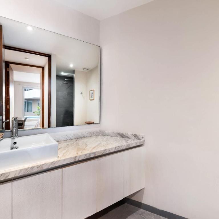 Luxury 2BR 2BA, Sauna, Cinema, Rooftop Pool - Two-Bedroom Apartment - 19