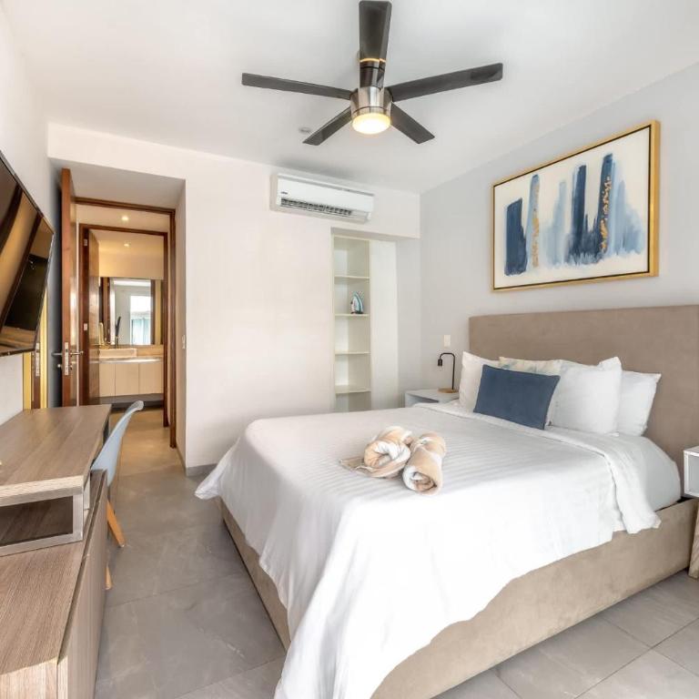 Luxury 2BR 2BA, Sauna, Cinema, Rooftop Pool - Two-Bedroom Apartment - 22