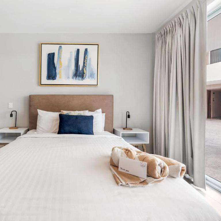Luxury 2BR 2BA, Sauna, Cinema, Rooftop Pool - Two-Bedroom Apartment - 23