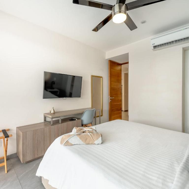 Luxury 2BR 2BA, Sauna, Cinema, Rooftop Pool - Two-Bedroom Apartment - 24