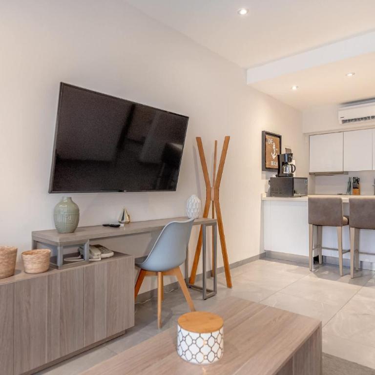 Luxury 2BR 2BA, Sauna, Cinema, Rooftop Pool - Two-Bedroom Apartment - 28