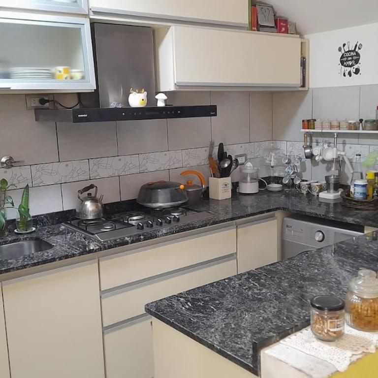 Casa Familiar en barrio tranquilo con Parrilla y Cochera - Casa de 2 dormitorios - 9