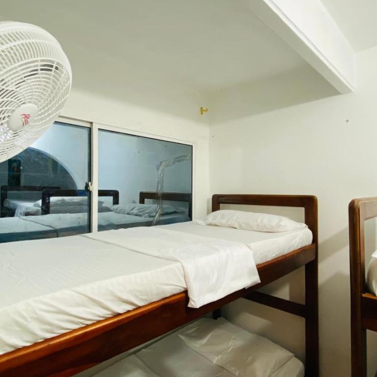 Casa Sisihuaca Hostal Santa Marta - Quadruple Room with Private Bathroom - 1