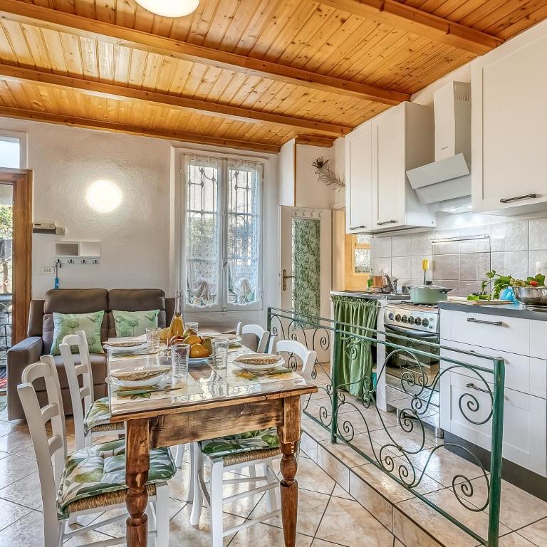 Butterfly Apartment: Lake Maggiore Luino Apartment with Balcony - Happy Rentals - Apartment - Erdgeschoss - 1